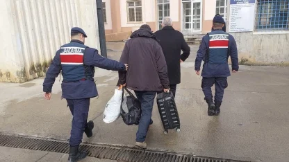 Samsun’da 17 yıl hapis cezası bulunan baba ile 8 yıl hapis cezası olan oğlu yakalandı