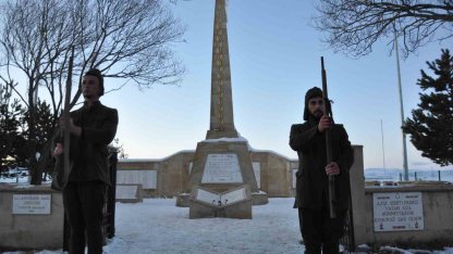 Sarıkamış şehitleri için eksi 10 derecede saygı nöbeti