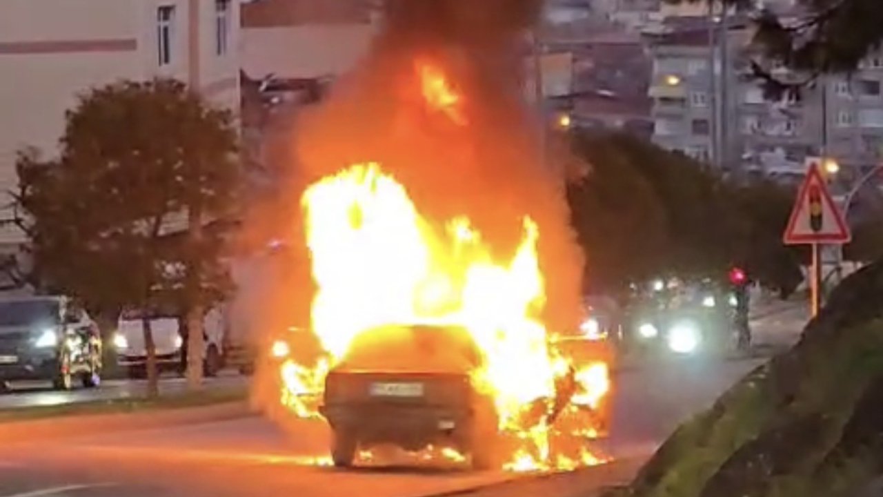 Seyir halindeki otomobil alev alev yandı