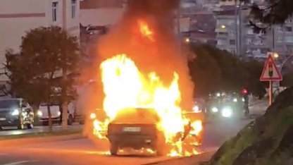 Seyir halindeki otomobil alev alev yandı