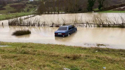Sinop’ta kontrolden çıkan otomobil su birikintisine düştü