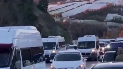 Sinop’ta yol buz tuttu, araçlar yolda kaldı