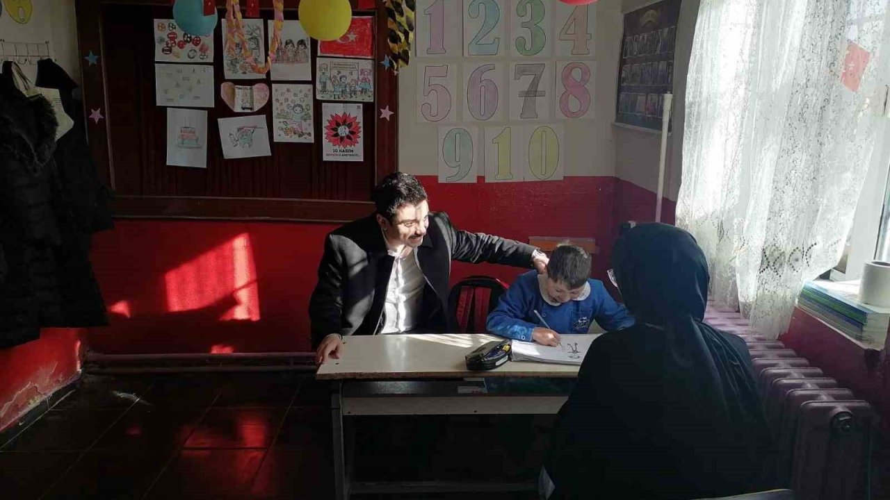 Susuz Kaymakamı Tutal’ın okul ziyaretleri sürüyor