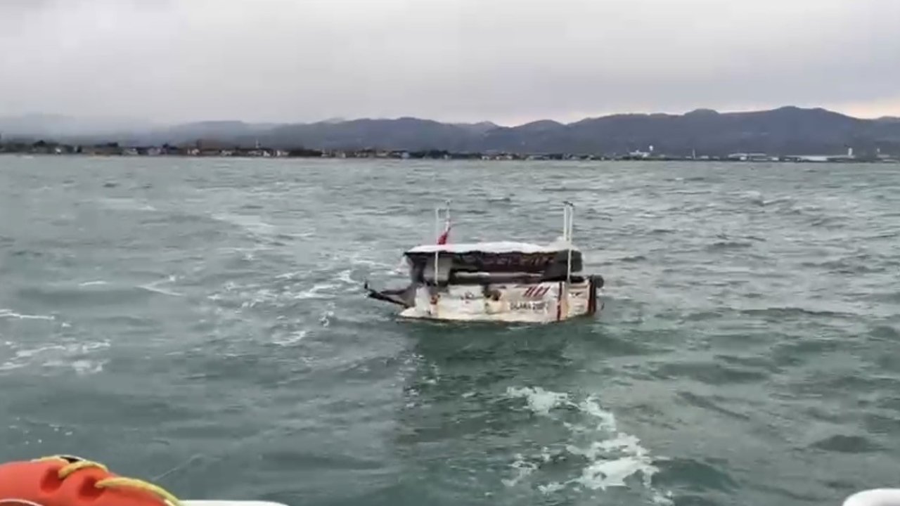 Tekkeköy açıklarında sürüklenen tekne kurtarıldı