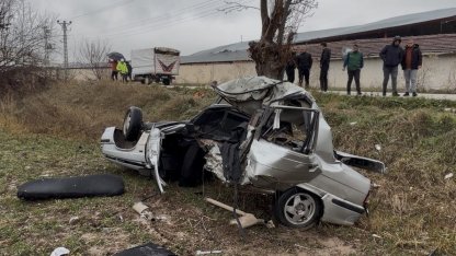 Tokat’ta feci kaza: İkiye ayrılan otomobil sürücüsü ağır yaralandı