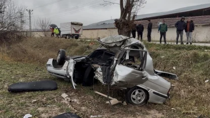 Tokat’ta feci kaza: İkiye ayrılan otomobil sürücüsü ağır yaralandı