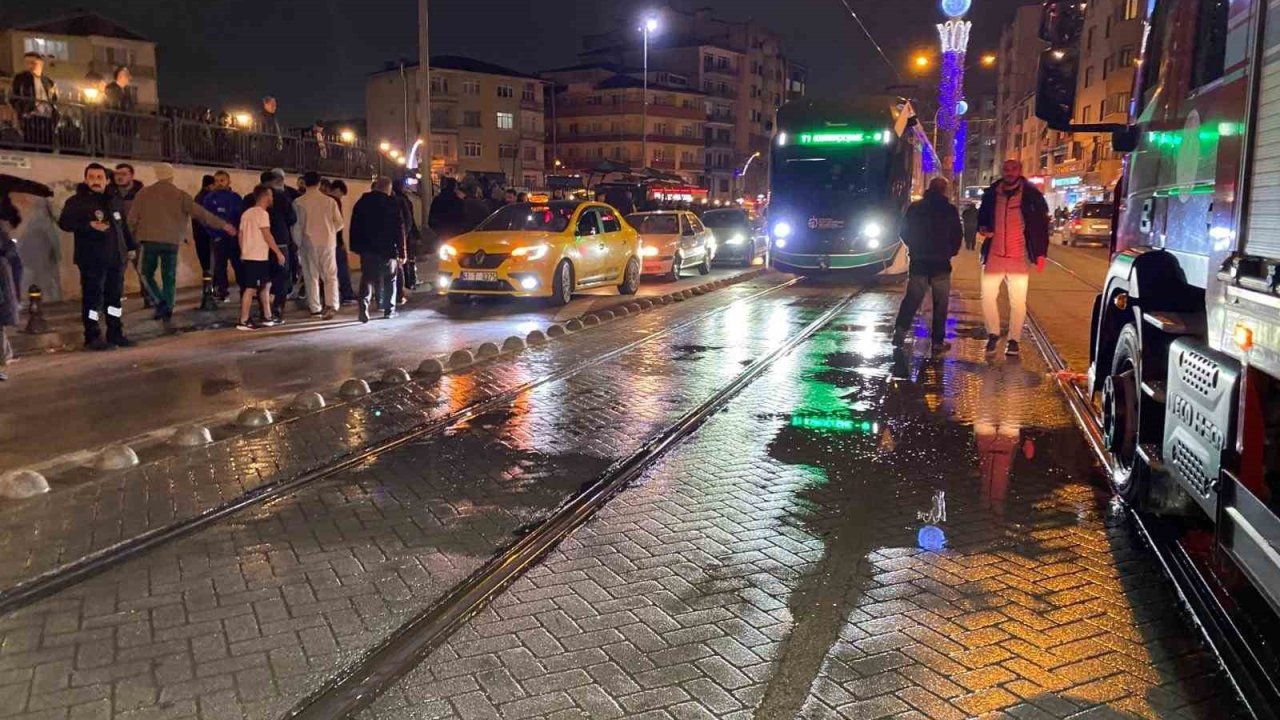 Tramvayın altında kalan yaşlı kadın 2 günlük yaşam mücadelesini kaybetti
