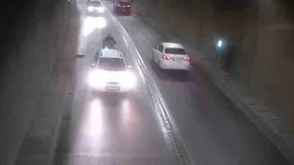 Tünelde bir anda duran otomobile motosiklet çarptı: Kaza anı kamerada