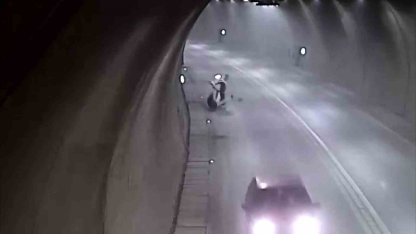 Tünelde motosikletle takla attı, bir dakika sonra yoluna devam etti