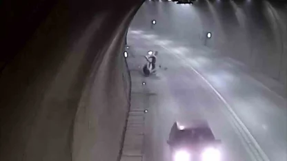 Tünelde motosikletle takla attı, bir dakika sonra yoluna devam etti