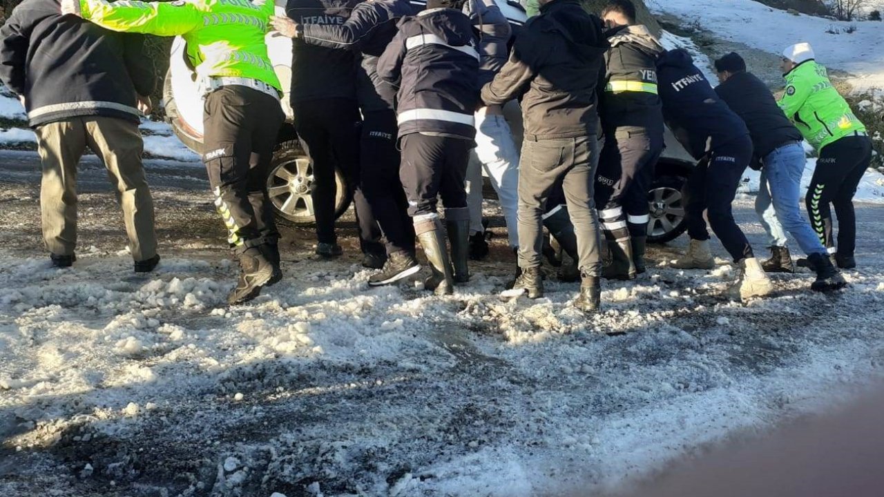 Türkeli’de buzlanma kazaya neden oldu: Otomobil yan yattı