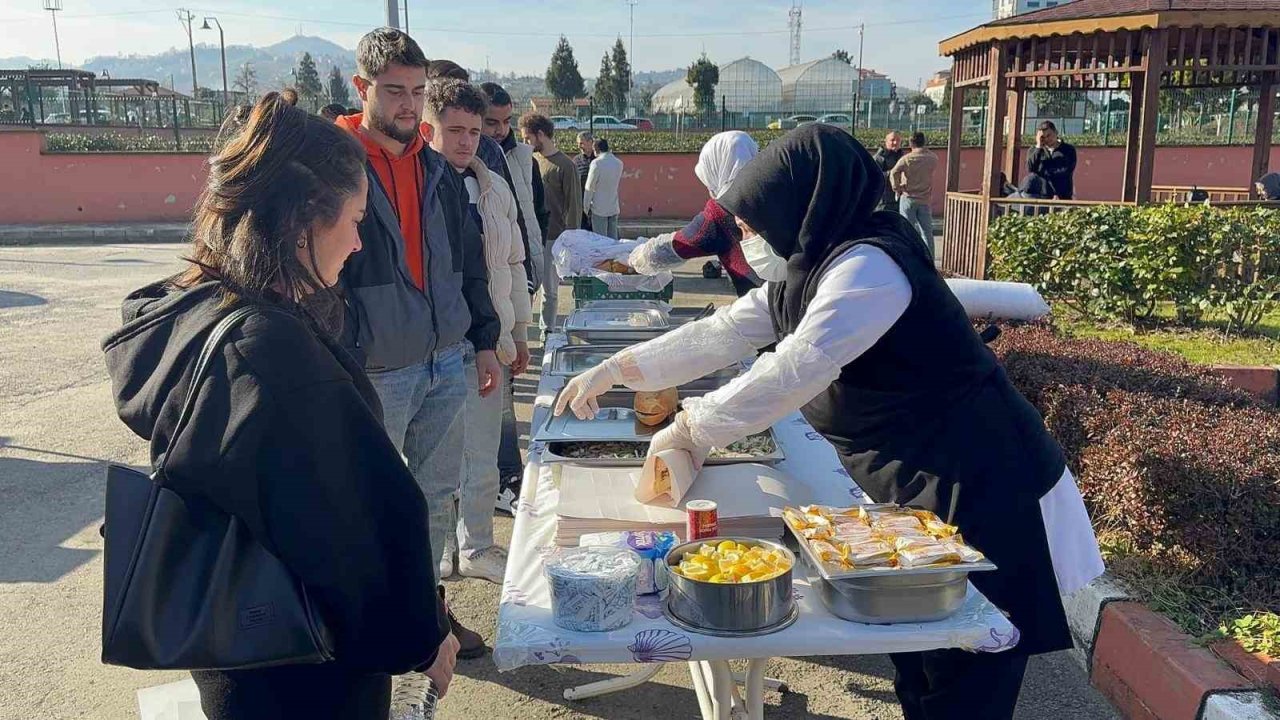 Üniversite öğrencileri hamsi festivaliyle moral depoladı