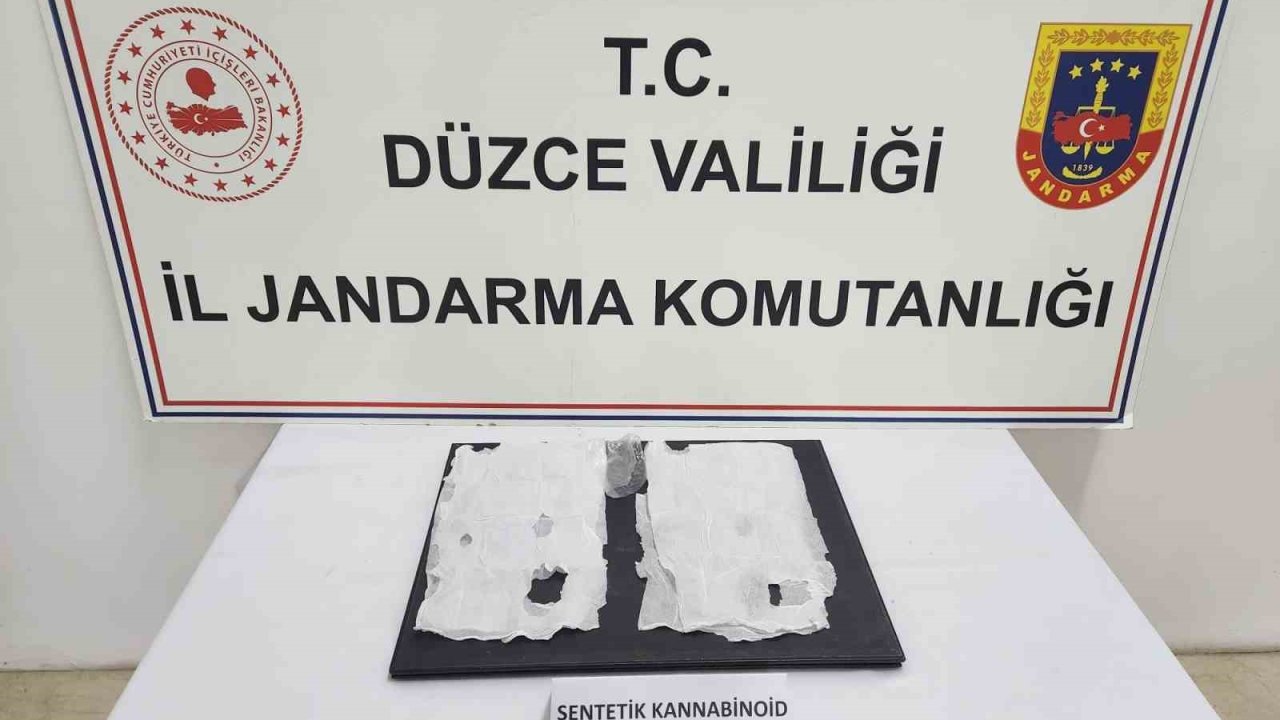 Uyuşturucu maddeyi peçeteye emdirip ayakkabısına saklamış