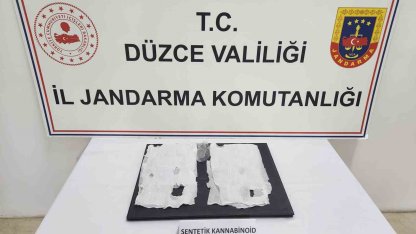 Uyuşturucu maddeyi peçeteye emdirip ayakkabısına saklamış