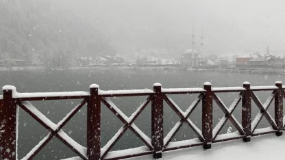 Uzungöl beyaz gelinliğini giydi, kar kalınlığı 15 santimetreye ulaştı