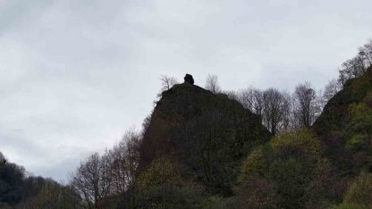 Yamaçtaki ilginç kaya dikkat çekiyor