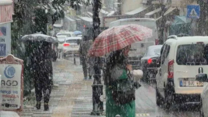 Yılın son kar yağışı 5 dakikada Bartın’ı beyaza bürüdü