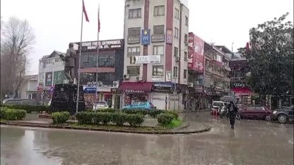 Yüksek kesimlerde 20 santimetreye ulaşan kar, ilçe merkezinde de yağmaya başladı