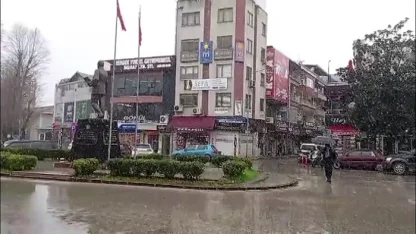Yüksek kesimlerde 20 santimetreye ulaşan kar, ilçe merkezinde de yağmaya başladı