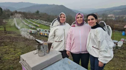 Zonguldak’ta anne ve kızları arıcılık mesleğiyle kestane balı üretiyor
