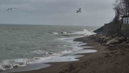 Akçakoca’da sağanak ve fırtına etkili oldu: Dalgalar sahili dövdü