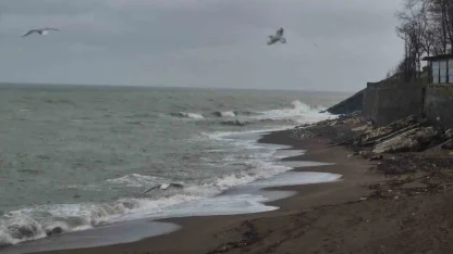 Akçakoca’da sağanak ve fırtına etkili oldu: Dalgalar sahili dövdü