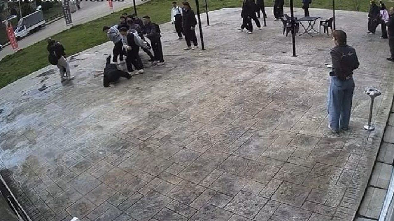 Akran zorbalığı sokağa taştı: Esnaf genci darp edilmekten kurtardı