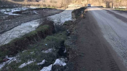Alaplı’da istinat duvarı çöktü