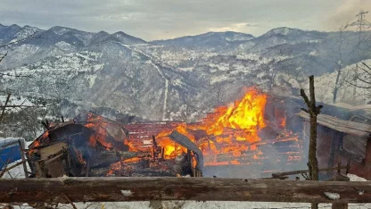 Alevlere teslim olan ahşap ev tamamen yandı