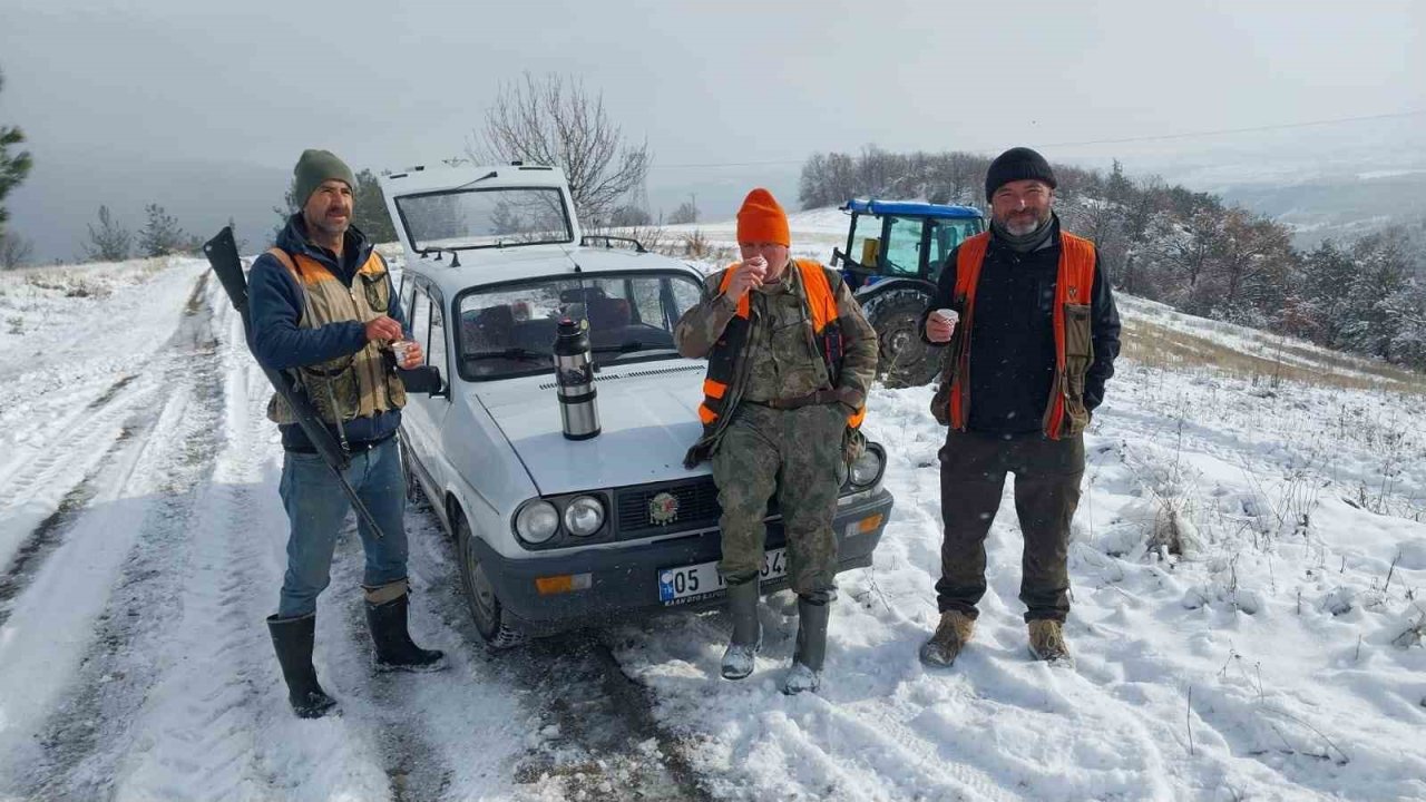 Amasya’da su kanalına düşen karacayı avcılar kurtardı