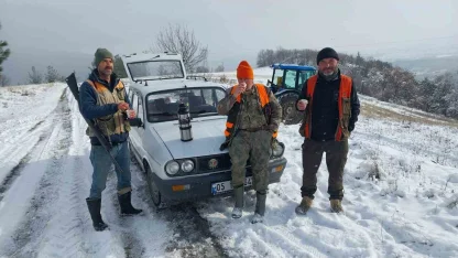 Amasya’da su kanalına düşen karacayı avcılar kurtardı