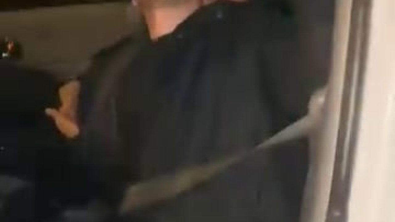 Aracına çarpan 3 kişiyi kendinden geçmiş halde gördü, o anları kayda aldı