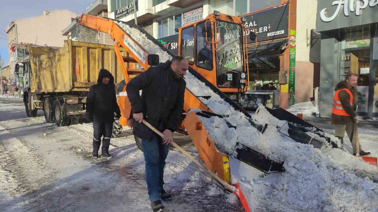 Ardahan’da 3 gün süren yağışın ardından cadde ve sokaklardaki karlar temizleniyor