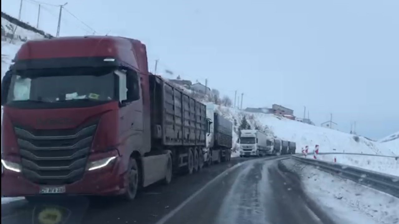 Ardahan’da ulaşıma kar ve tipi engeli