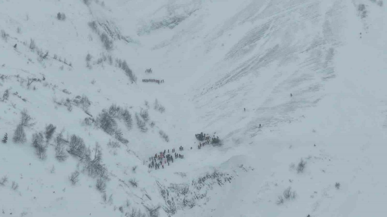 Artvin’de çığ altında kalan çobanları arama çalışmaları havadan görüntülendi