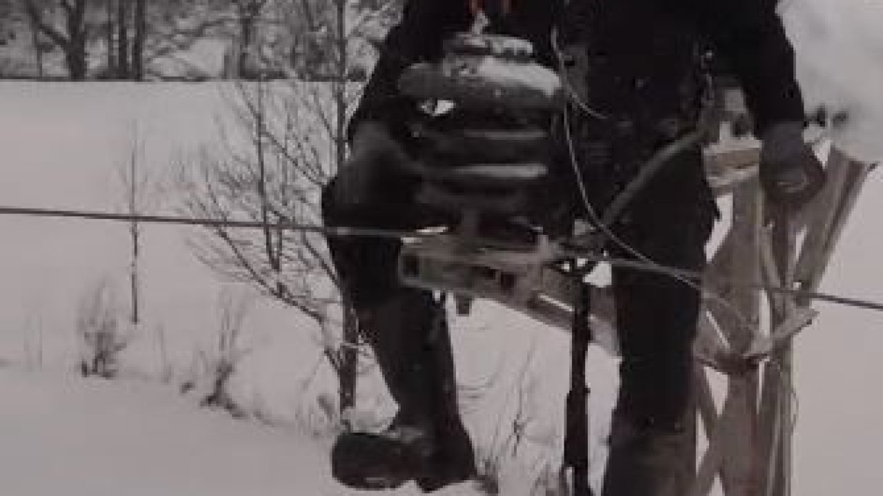 Artvin’de yoğun kar yağışına rağmen elektrik dağıtım şirketi çalışanları kesintisiz enerji için sahada