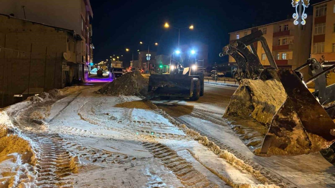 Aşkale’de kar sonrası belediye ekipleri sahadaydı