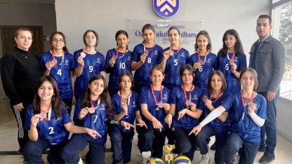 Atatürk Üniversitesi Vakıf Okulları küçük kızlar voleybol takımı il üçüncüsü oldu
