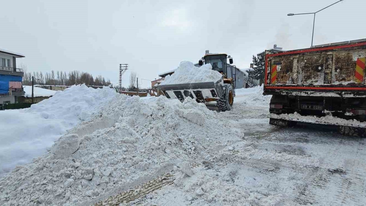 Aydıntepe’de kar küreme ve tuzlama çalışmaları sürüyor