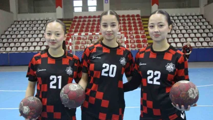 Aynı takımdaki hentbolcu üçüzleri gören şaşırıyor