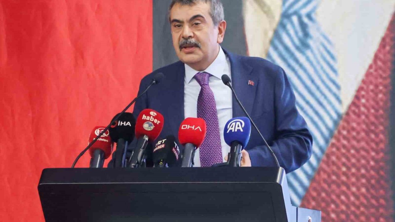 Bakan Tekin: "İstanbul’da asrın hırsızlığı var. Bunu saklamak için karnelerden Atatürk’ün fotoğrafının kaldırdığı yalanına sarılıyorlar"