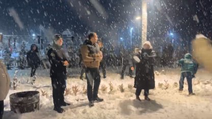 Bartın’da ilçe protokolü vatandaşlarla kartopu oynadı