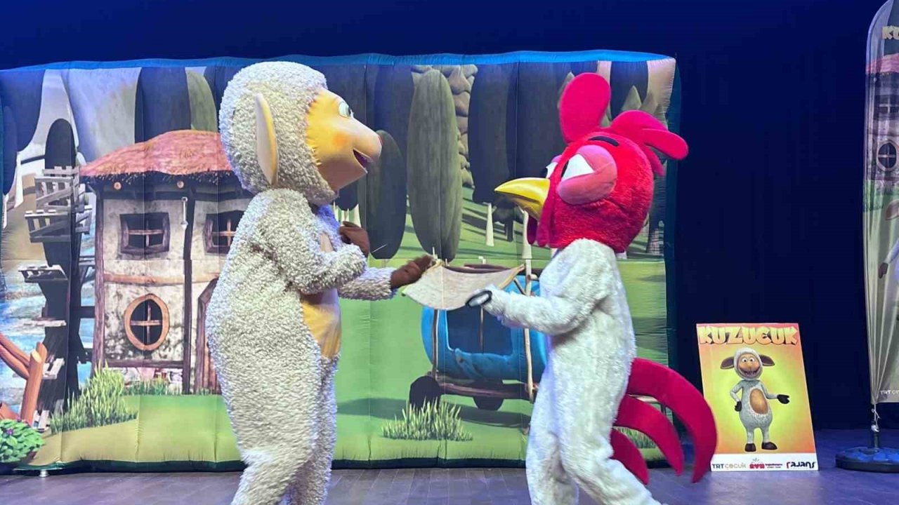 Başiskele’de yarıyıl tatilindeki çocuklar "Kuzucuk" müzikalini izledi