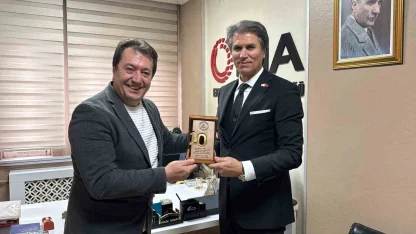 Başkan Şebin’den, İHA Bölge Müdürü Türkez’e 10. yıl plaketi