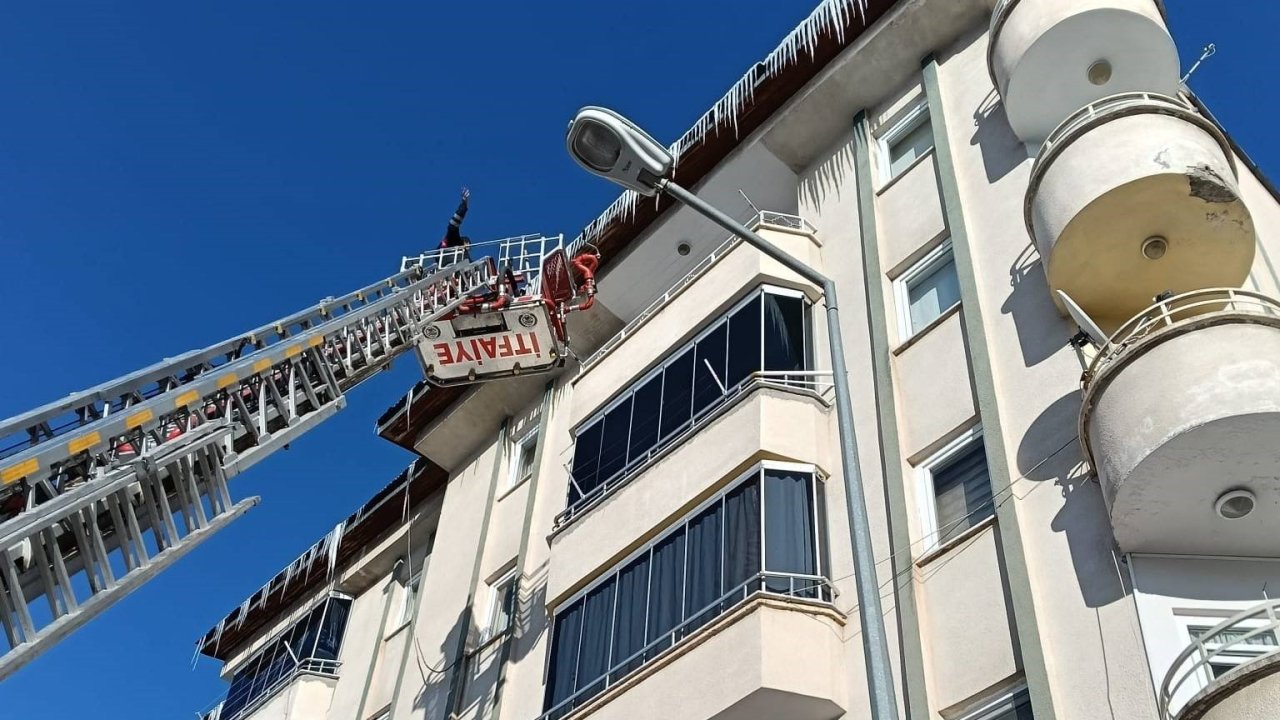 Bayburt’ta buz sarkıtları temizleniyor