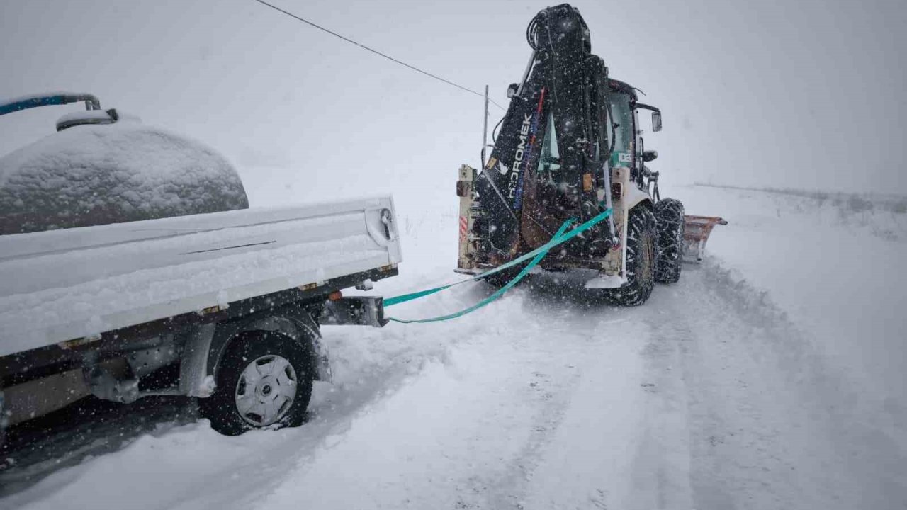 Bayburt’ta karla mücadele çalışmaları aralıksız sürüyor