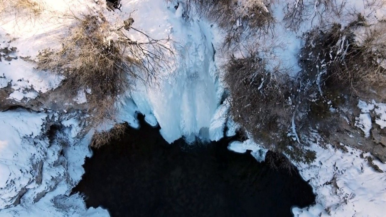 Bayburt’ta Sırakayalar Şelalesi buz tuttu