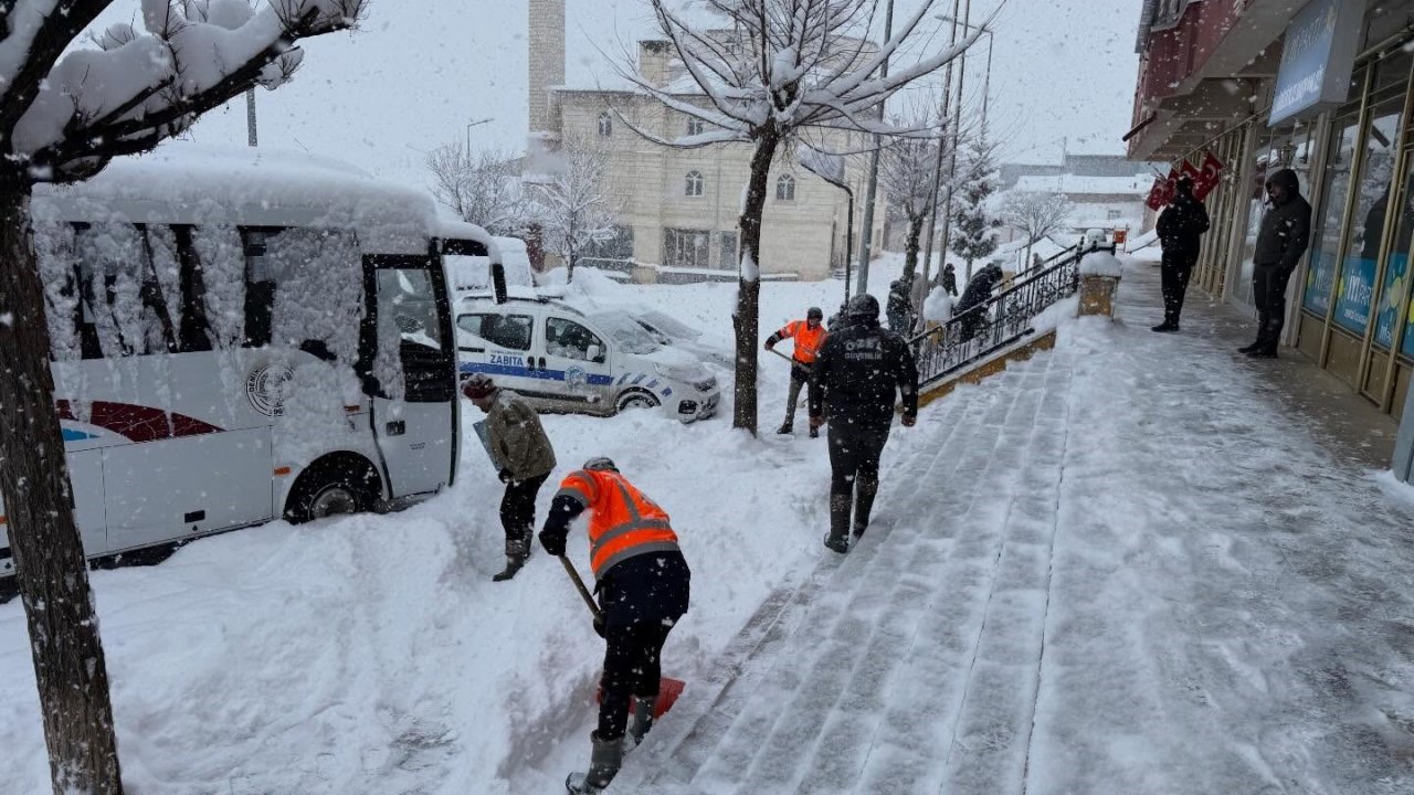 Bayburt’un Demirözü ve Aydıntepe ilçelerinde kar temizliği yapılıyor