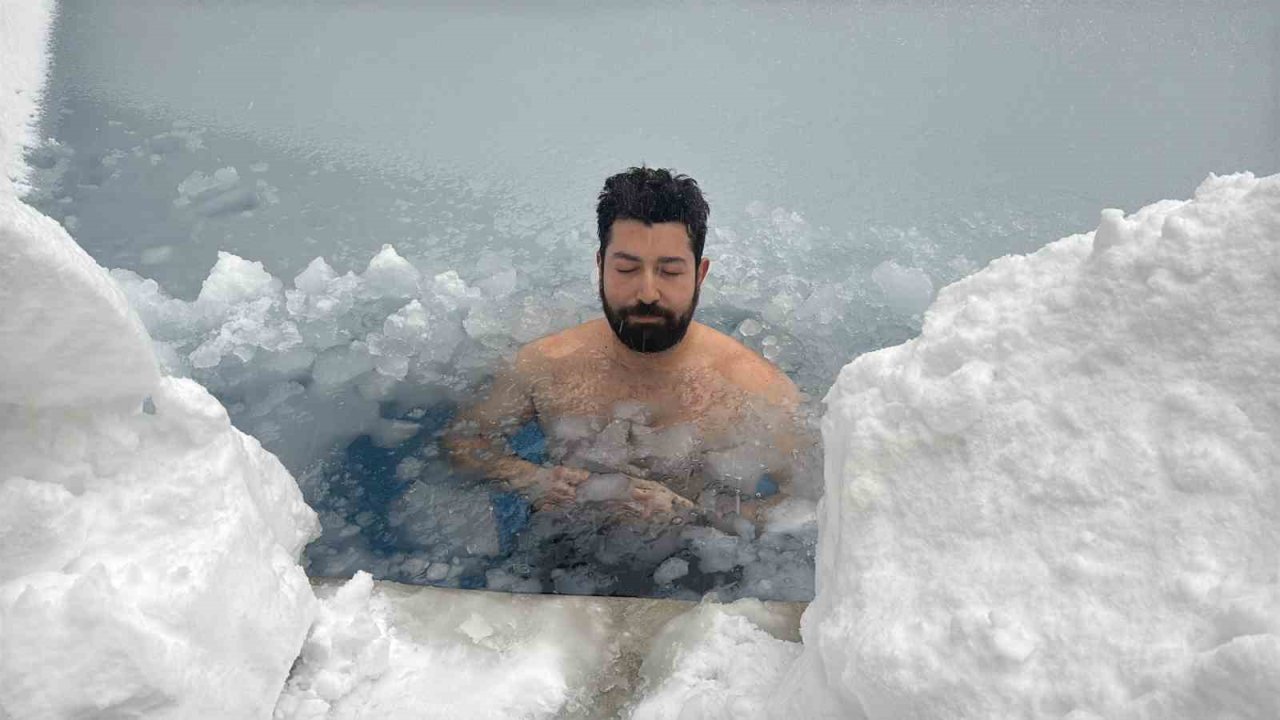 Bolu Dağı’nda eksi 10 derecede buz tutan havuza girdi