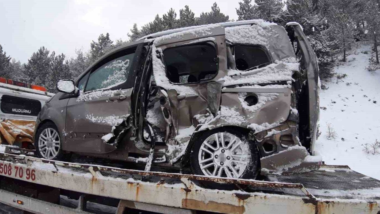 Bolu’da kamyon ile hafif ticari araç çarpıştı: 2 yaralı